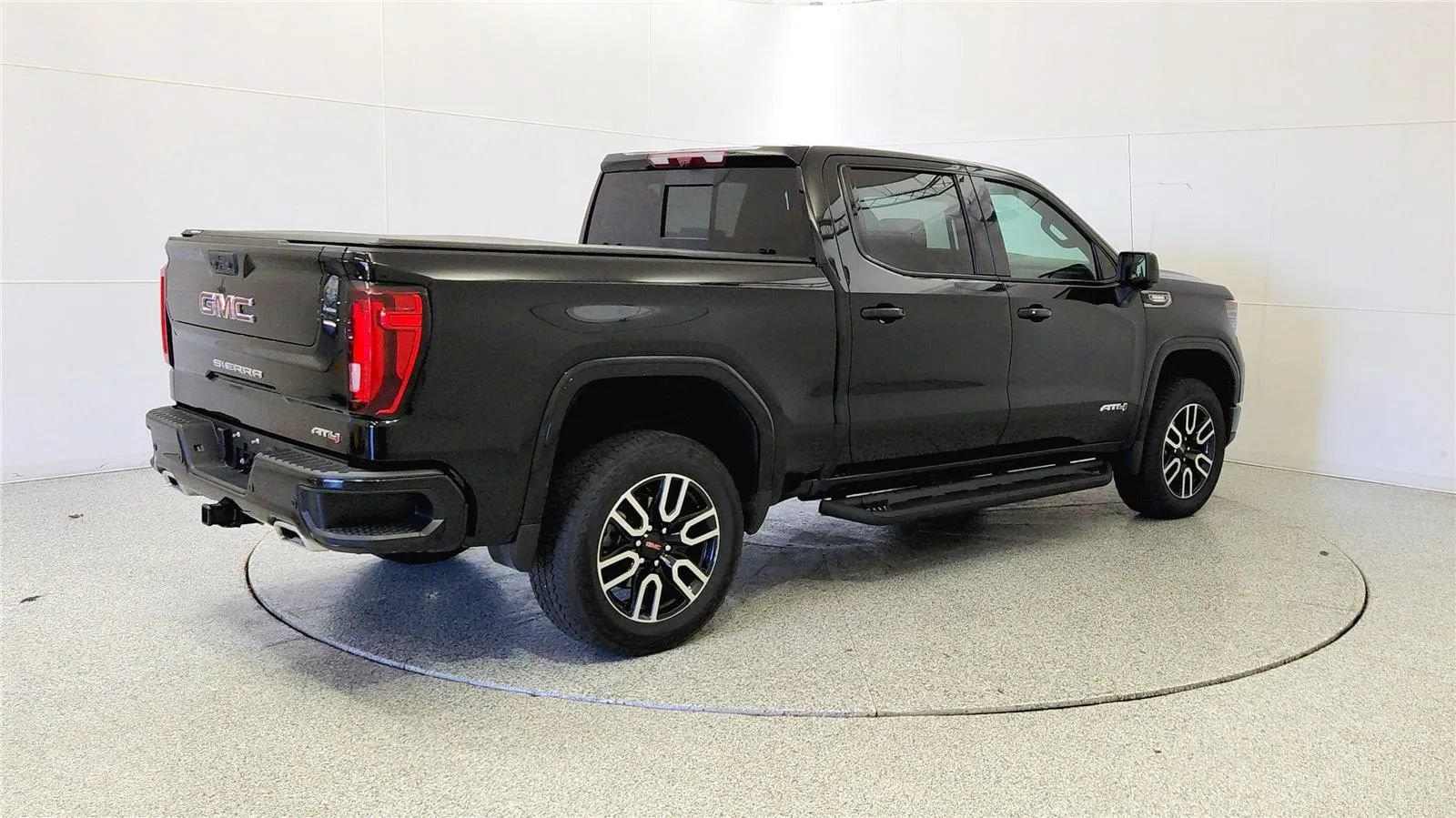 Used 2025 GMC Sierra 1500 AT4 w/ Technology Package AWD/4WD image 7
