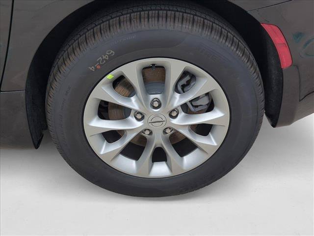 New 2025 Chrysler Pacifica Select AWD/4WD image 10