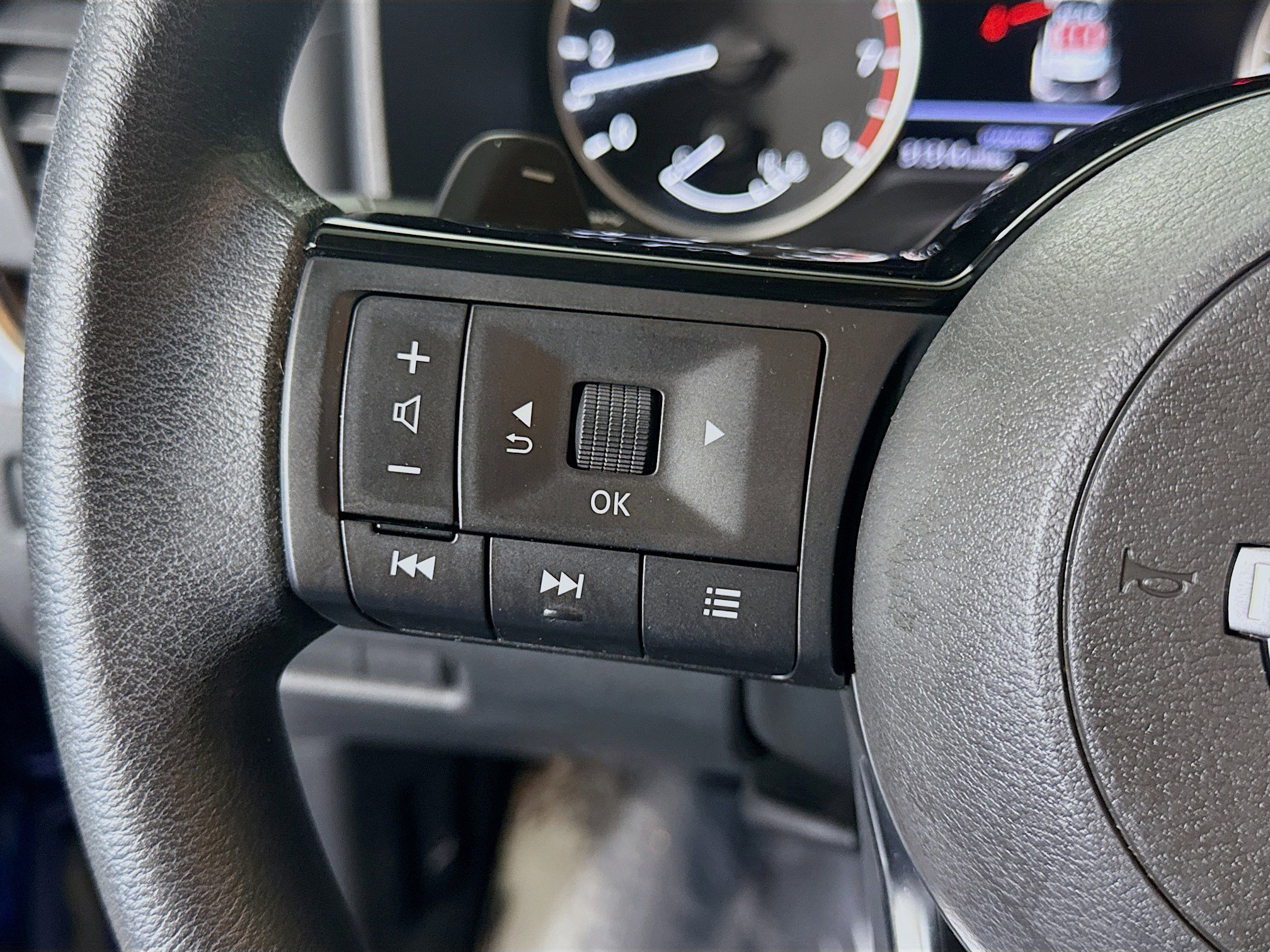 Used 2023 Nissan Rogue SV image 14