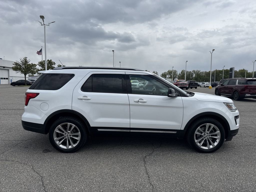 Used 2018 Ford Explorer XLT w/ Equipment Group 202A AWD/4WD image 9
