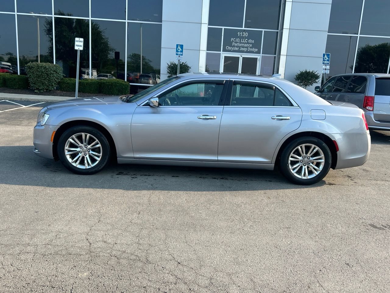 Used 2016 Chrysler 300 C RWD image 6