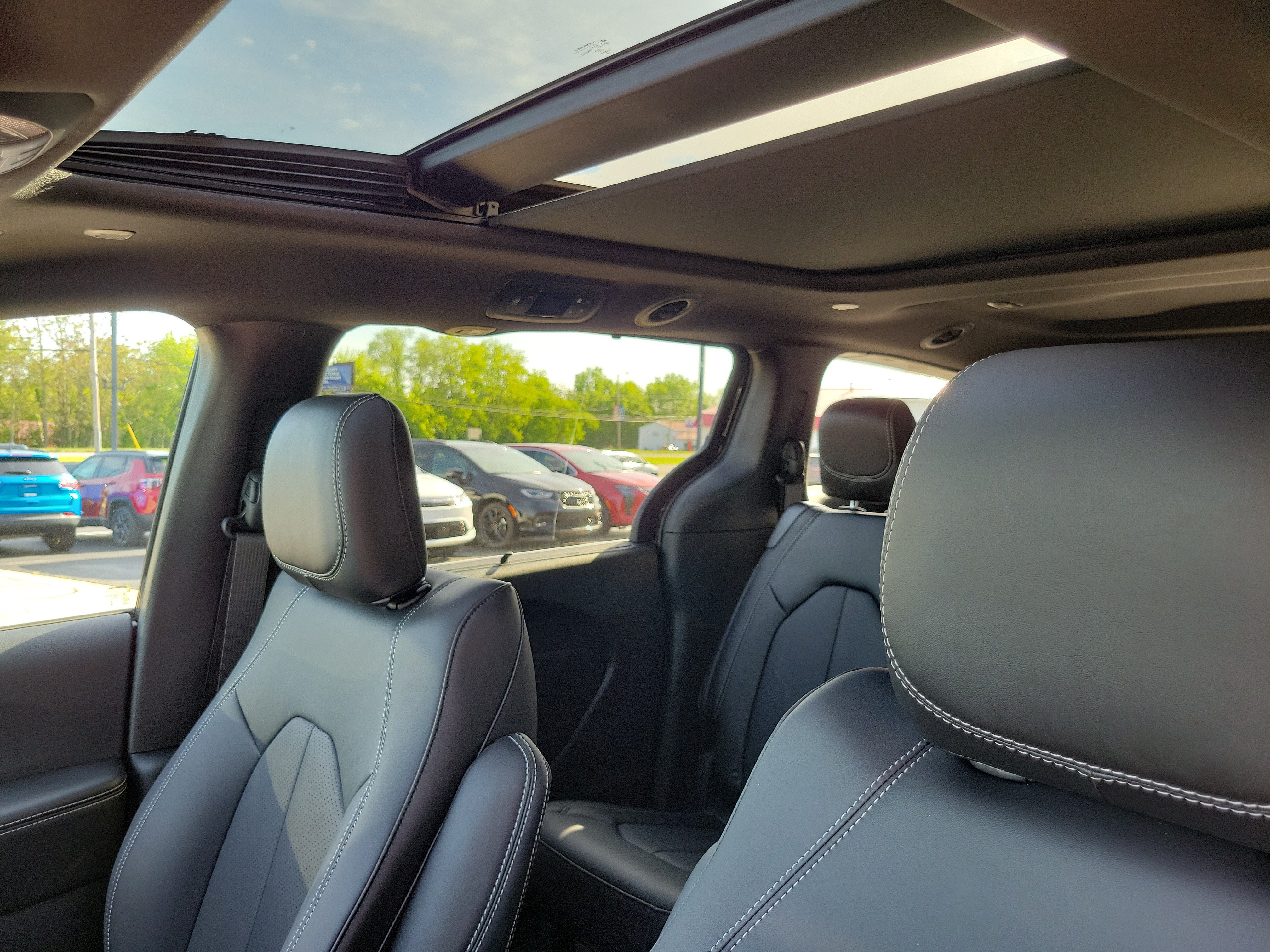 New 2027 Chrysler Pacifica Select FWD image 9