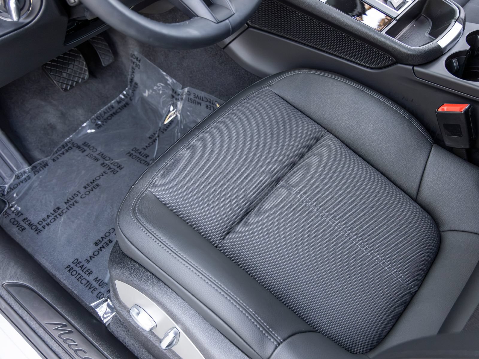 Certified 2026 Porsche Macan AWD/4WD image 32