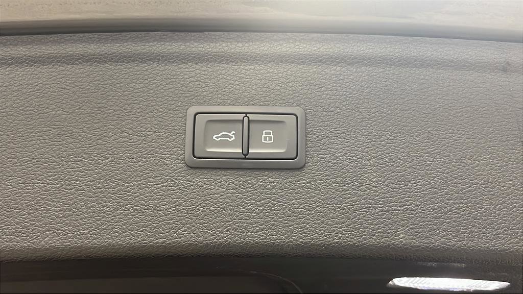 Used 2024 Audi Q5 2.0T Premium w/ Convenience Package image 17