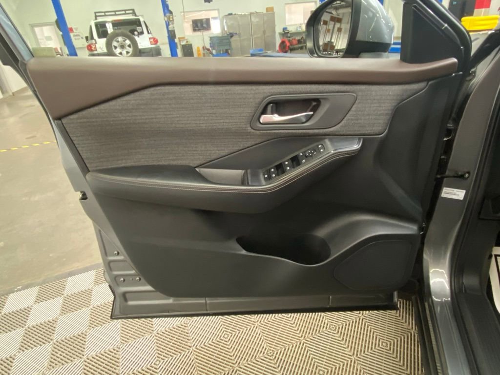 Used 2023 Nissan Rogue SV image 20