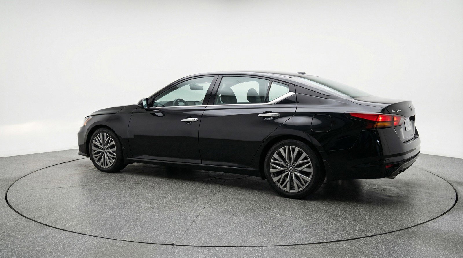 Used 2025 Nissan Altima 2.5 SV image 6