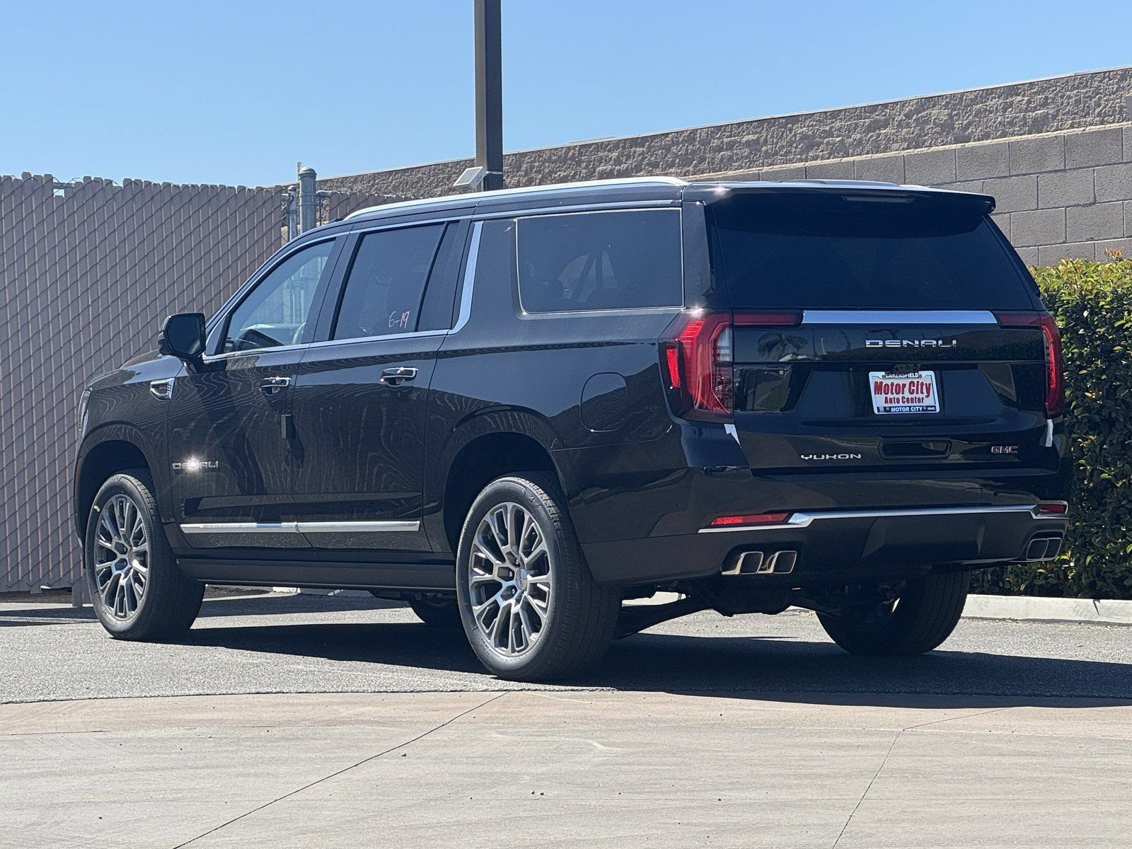 New 2026 GMC Yukon XL Denali w/ Denali Reserve Package AWD/4WD image 6