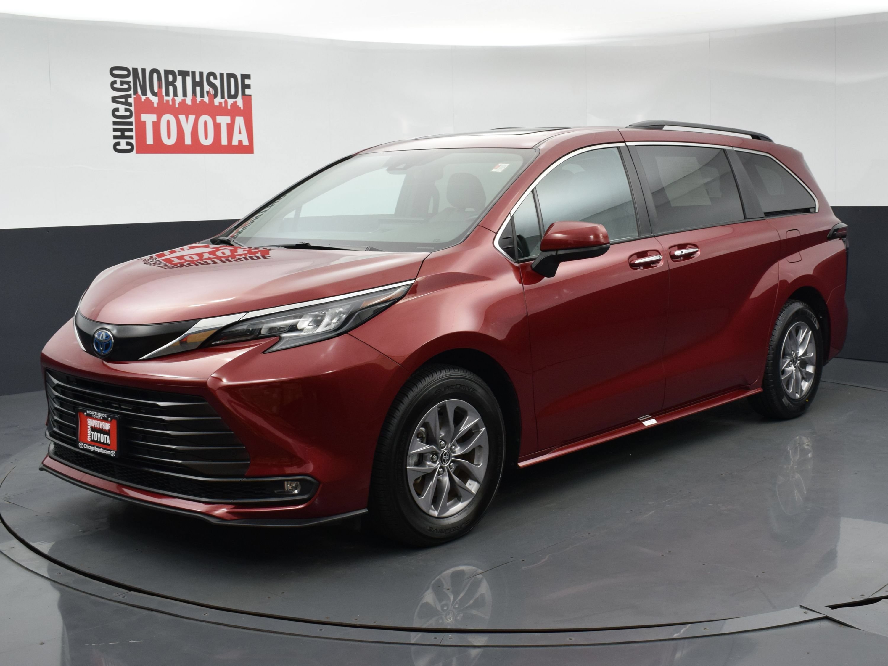 Used 2025 Toyota Sienna XLE FWD image 8