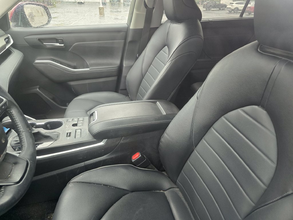 Used 2024 Toyota Highlander XLE AWD/4WD image 23