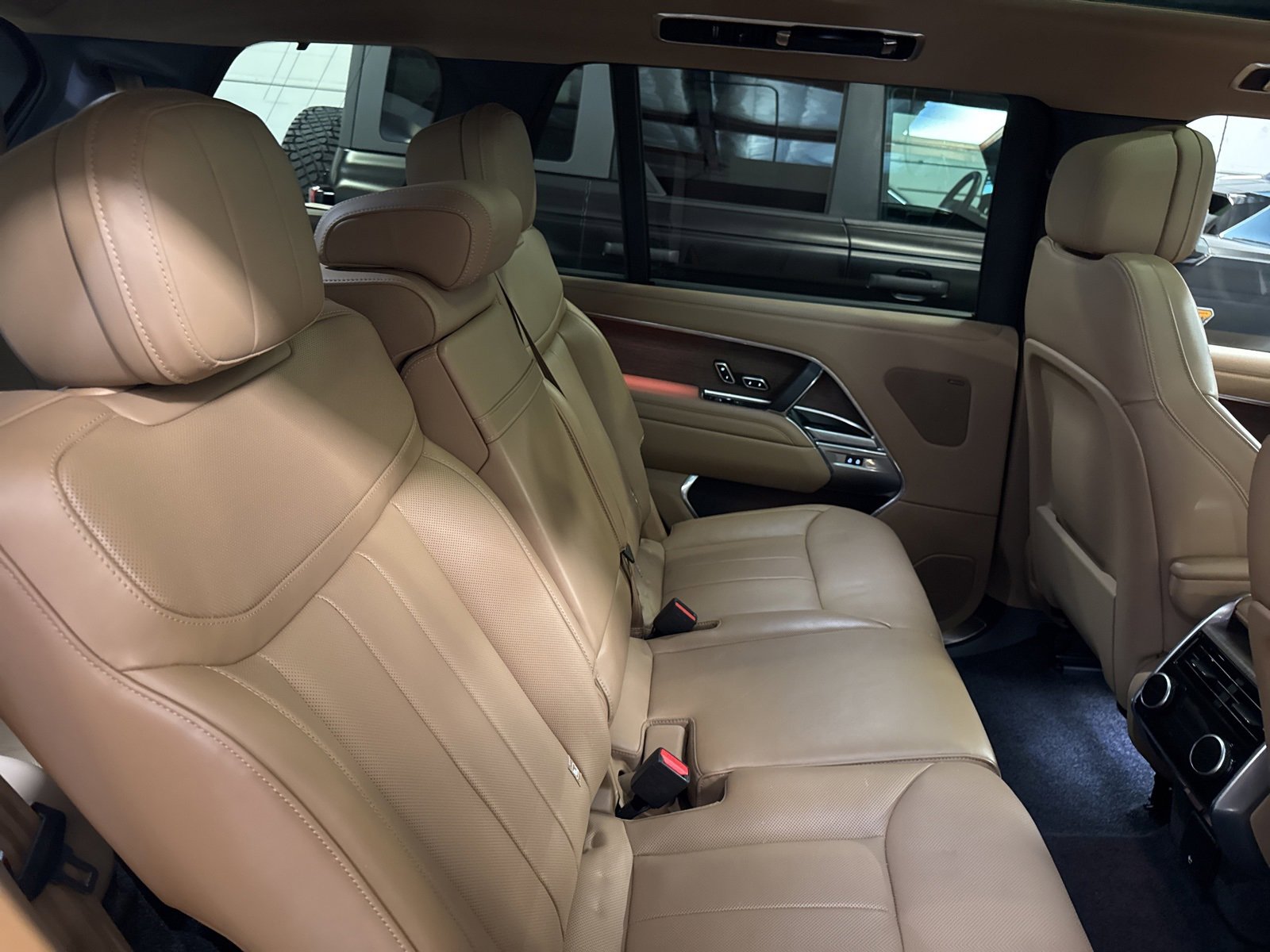 Used 2025 Land Rover Range Rover Long Wheelbase SE image 28