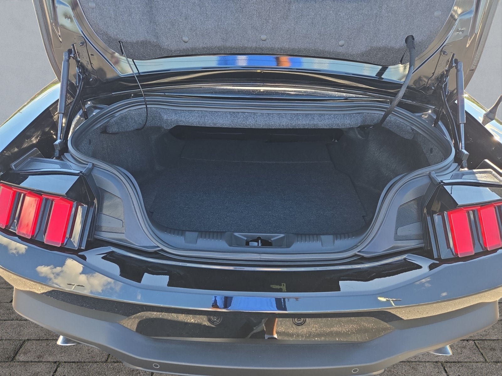 Used 2025 Ford Mustang Convertible RWD image 26