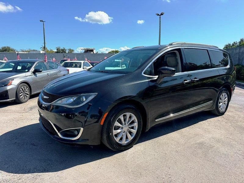 Used 2017 Chrysler Pacifica Touring-L FWD image 9