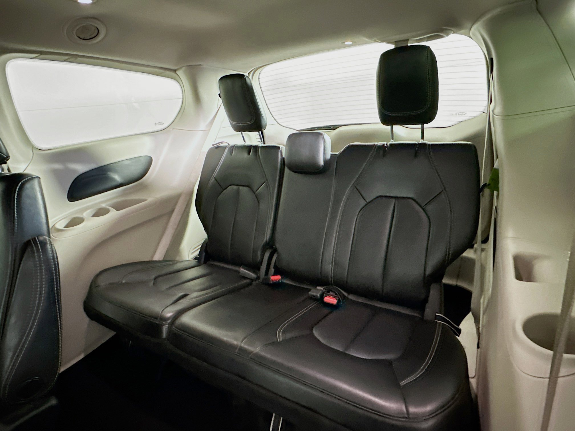 Used 2023 Chrysler Pacifica Touring-L image 27