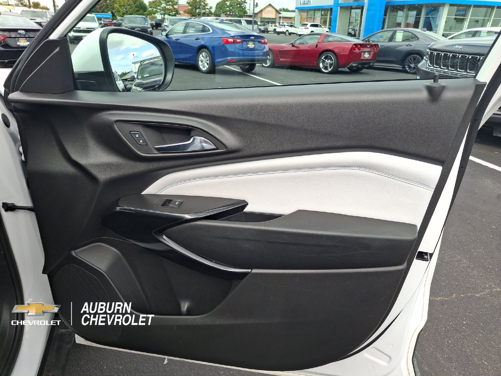 Used 2025 Chevrolet Trax LT FWD image 21