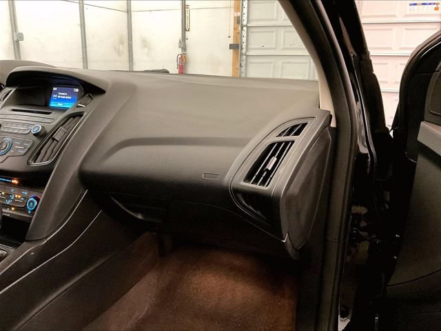 Used 2015 Ford Focus SE w/ SE Sport Package FWD image 16