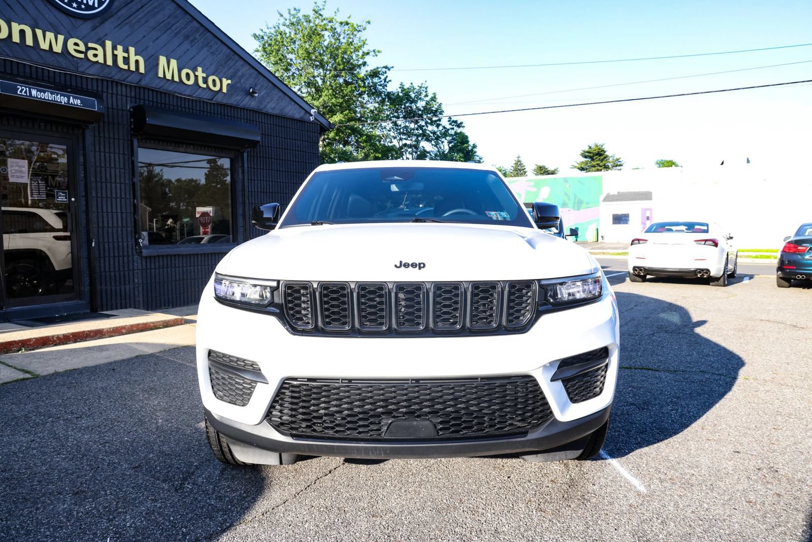 Used 2023 Jeep Grand Cherokee Altitude AWD/4WD image 2