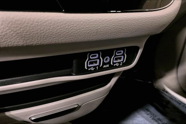 Used 2024 Chrysler Pacifica Limited FWD image 35