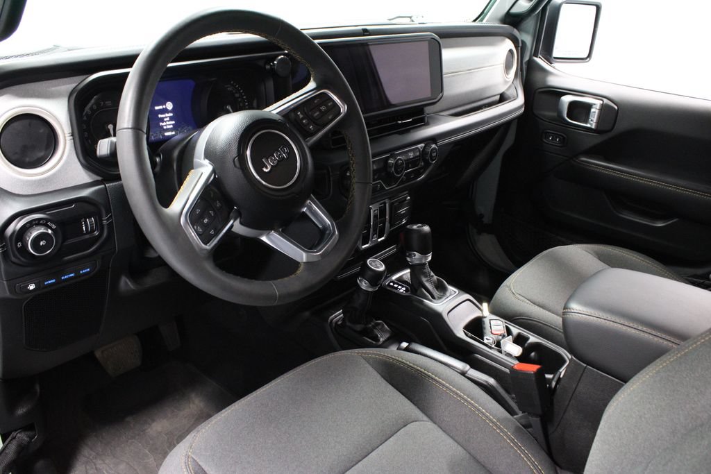 Used 2024 Jeep Wrangler Unlimited Sahara w/ Technology Group AWD/4WD image 24