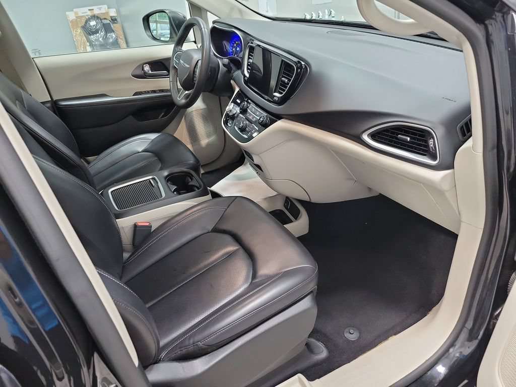 Certified 2023 Chrysler Pacifica Touring-L FWD image 21