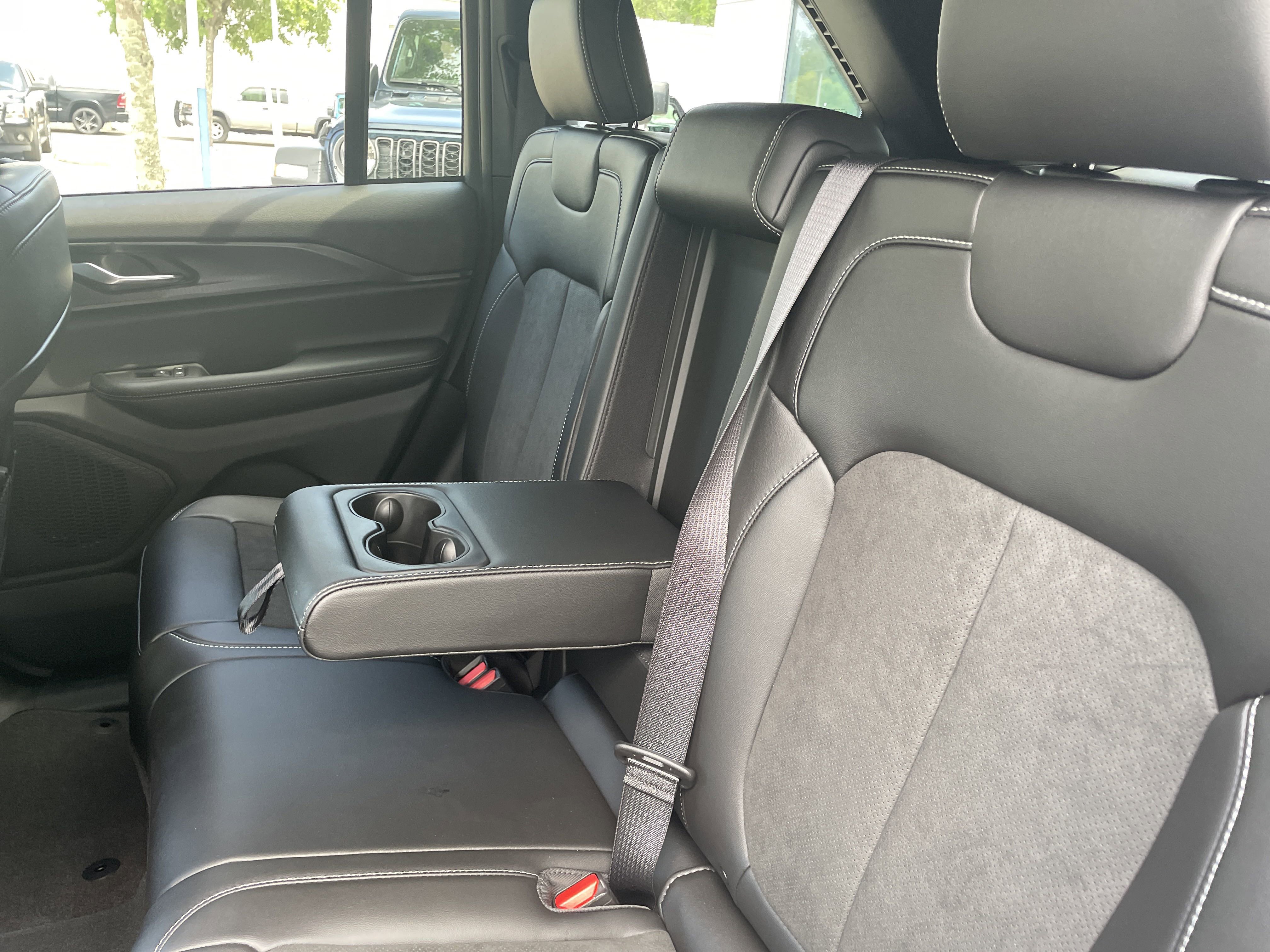 New 2025 Jeep Grand Cherokee Altitude image 38