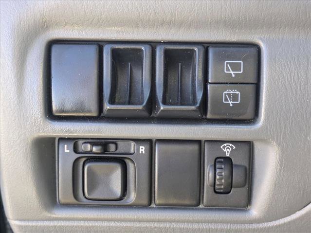 Used 2004 Chevrolet Tracker LT image 12