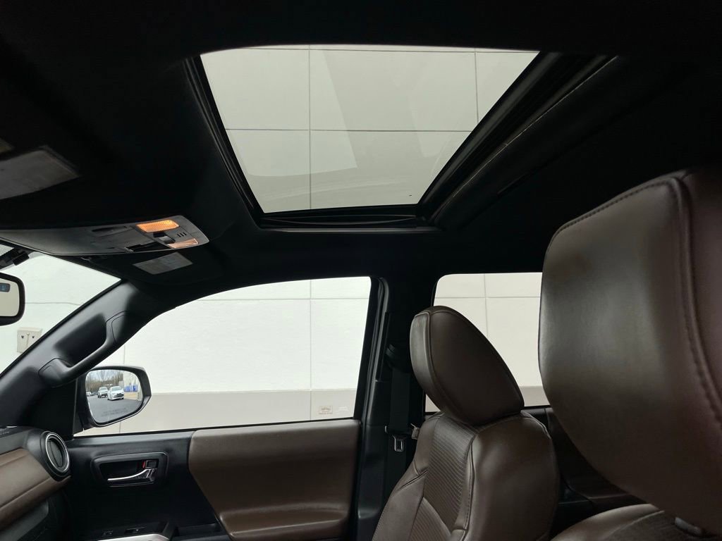 Used 2017 Toyota Tacoma Limited w/ Tow Package image 29