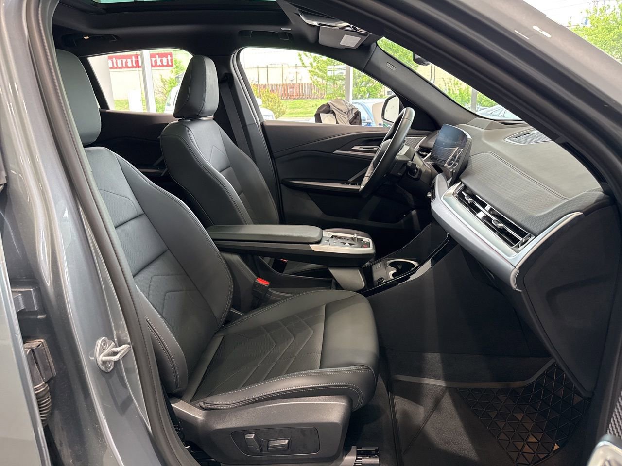 Used 2025 BMW X2 xDrive28i w/ Technology Package image 51