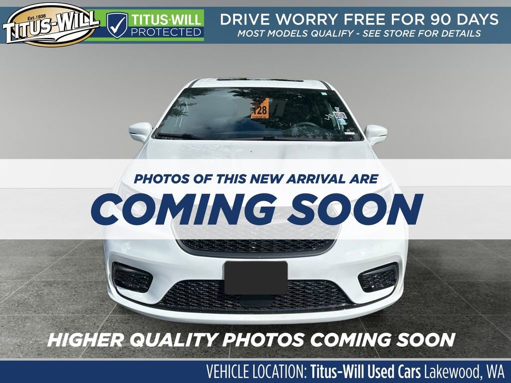 Used 2022 Chrysler Pacifica Limited w/ Uconnect Theater Family Group image 2
