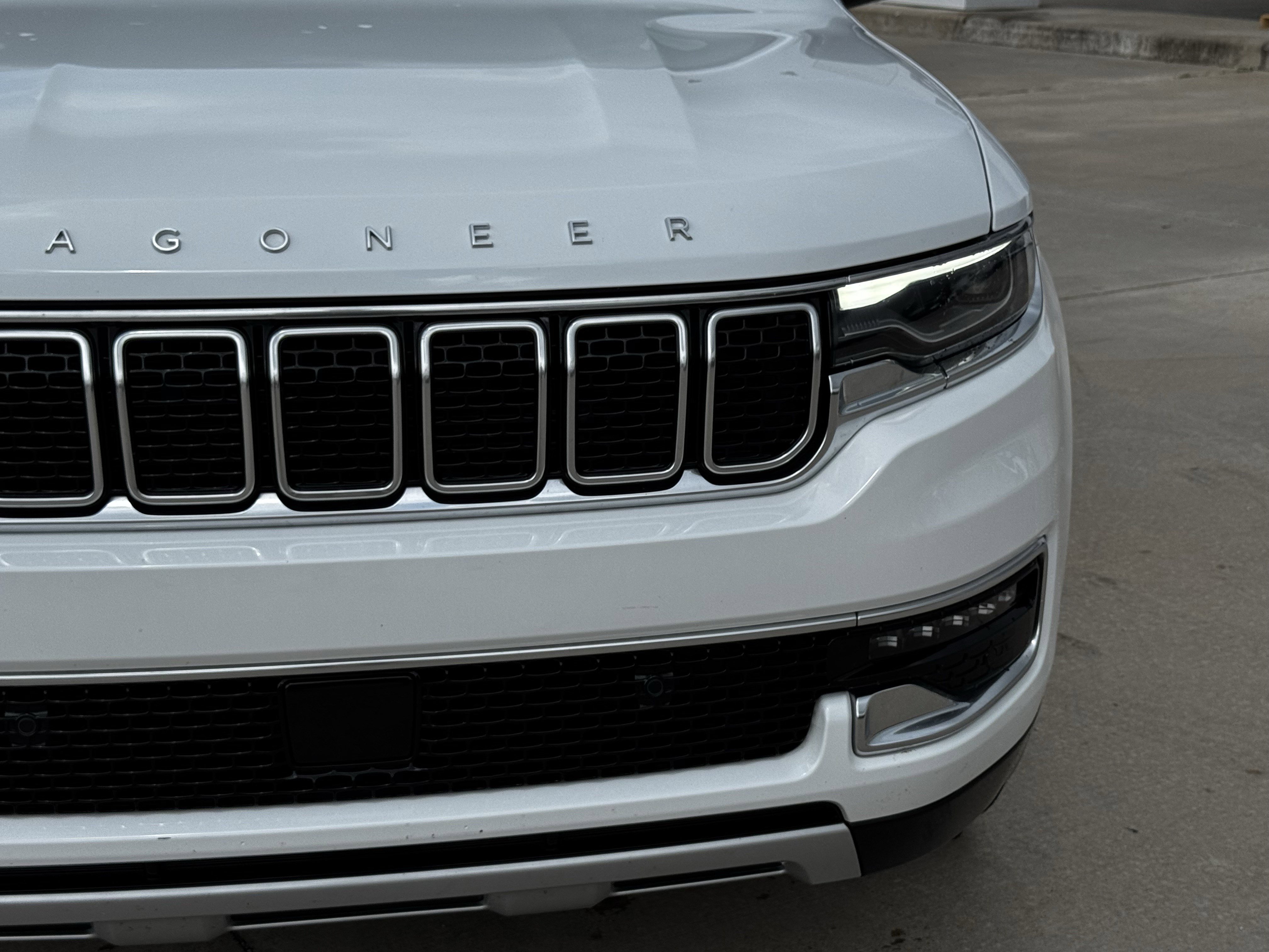 Used 2025 Jeep Wagoneer L Series II AWD/4WD image 5