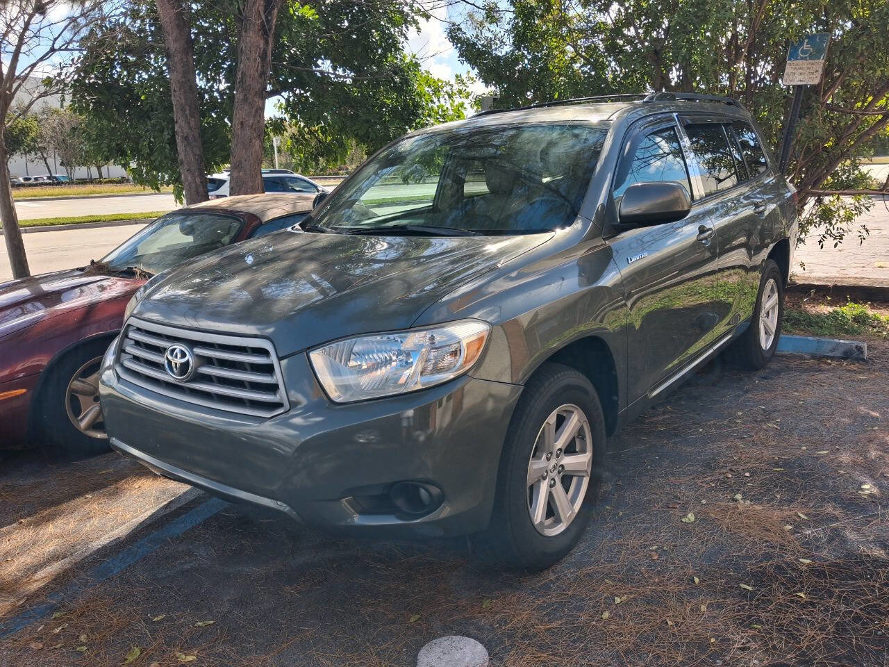 Used 2010 Toyota Highlander SE image 2