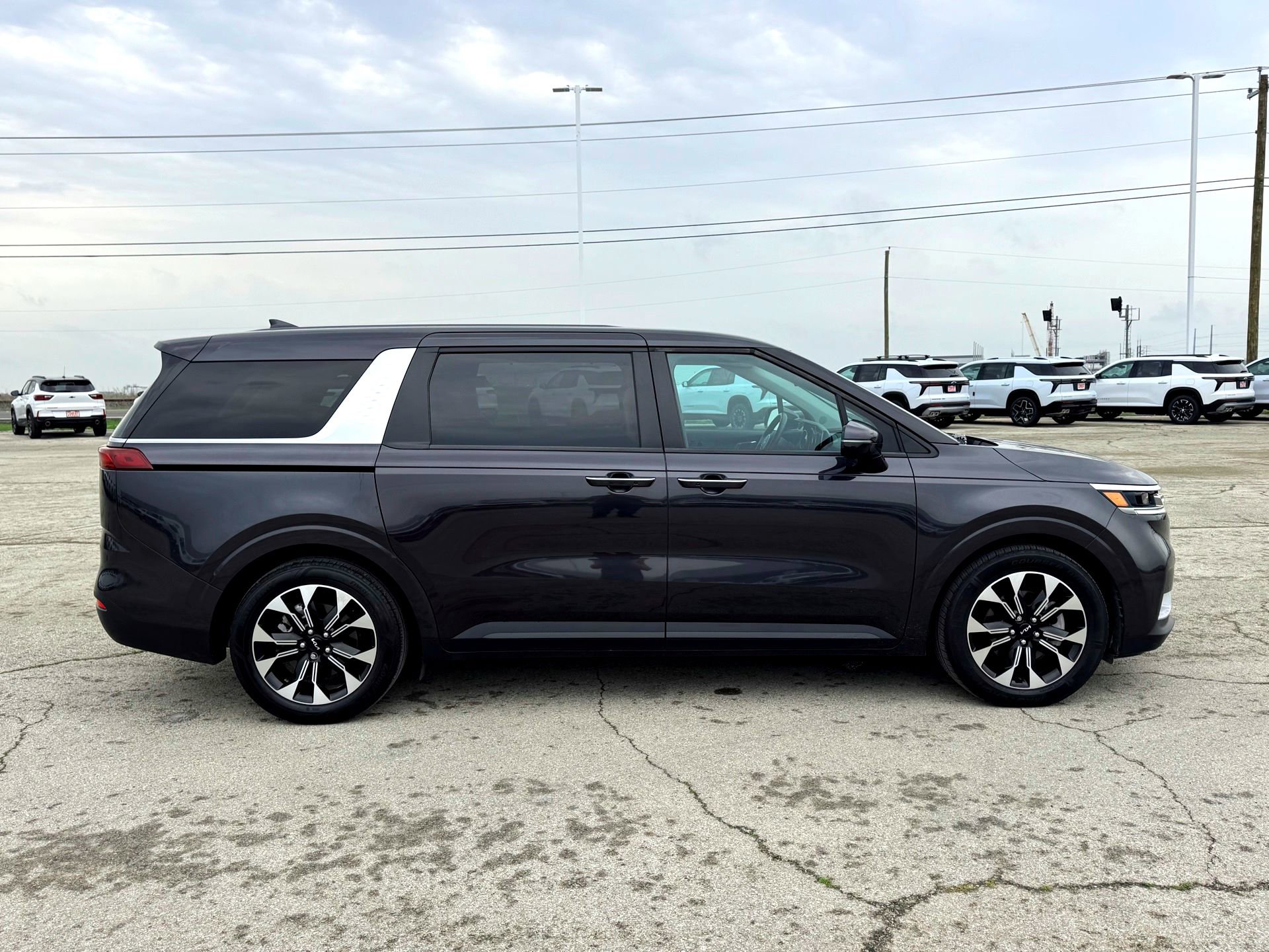 Used 2024 Kia Carnival EX image 5