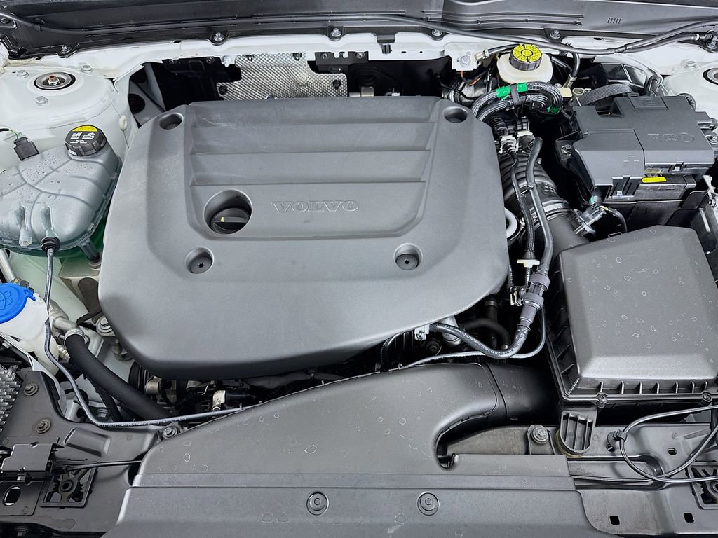 Used 2025 Volvo XC40 B5 Plus image 32