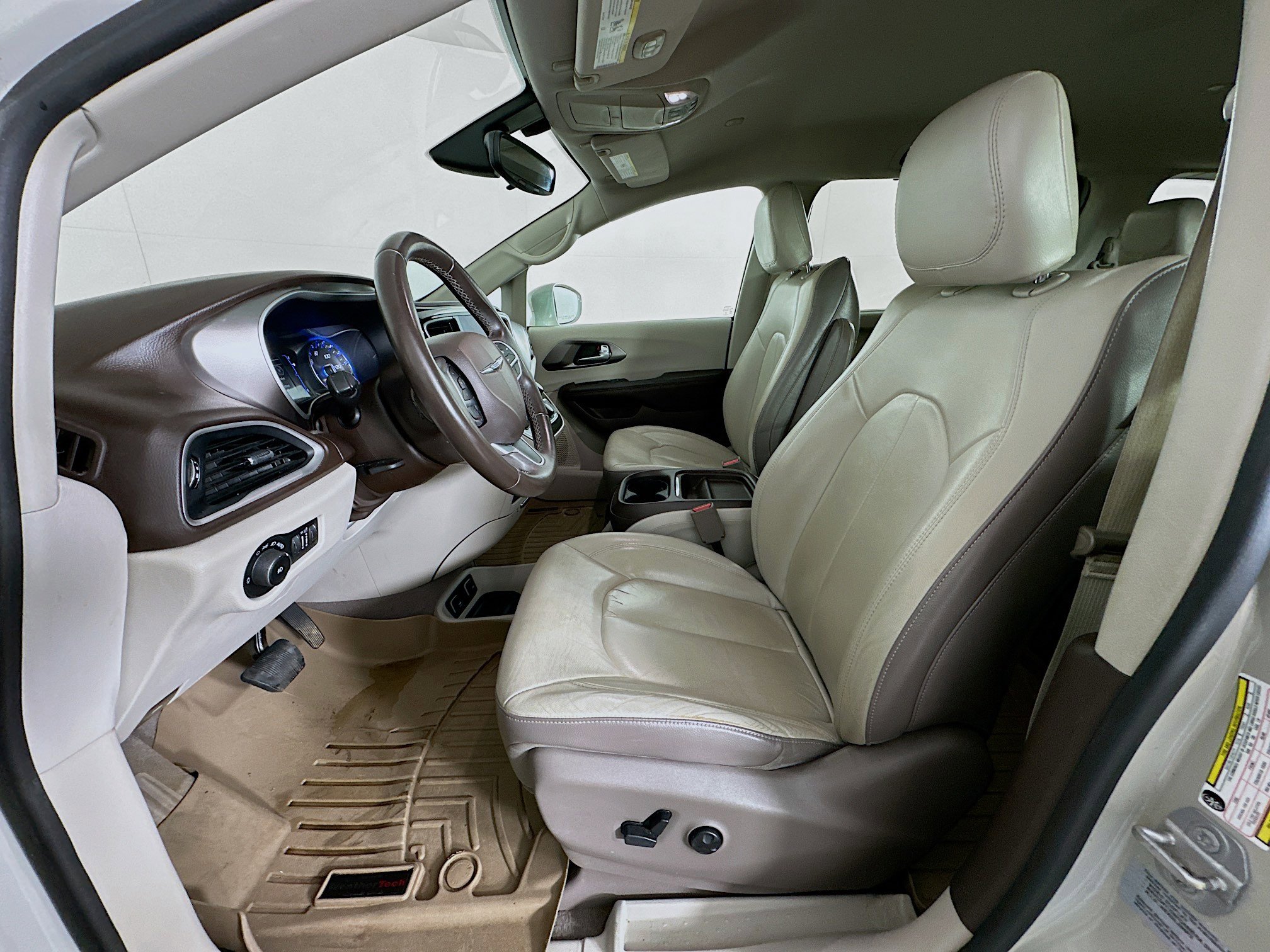 Used 2017 Chrysler Pacifica Touring-L w/ Tire & Wheel Group image 13