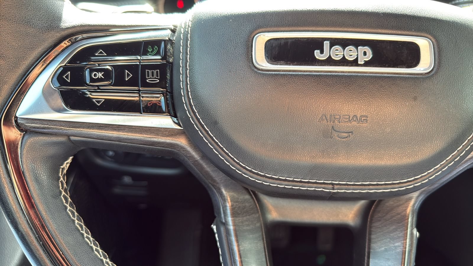 Used 2023 Jeep Grand Cherokee L Overland w/ Advanced Protech Group III AWD/4WD image 15