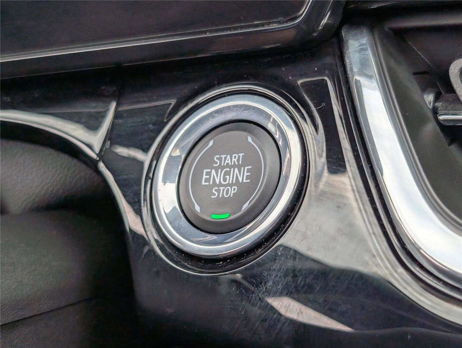 Used 2025 Chevrolet Trax RS w/ Sunroof Package FWD image 23