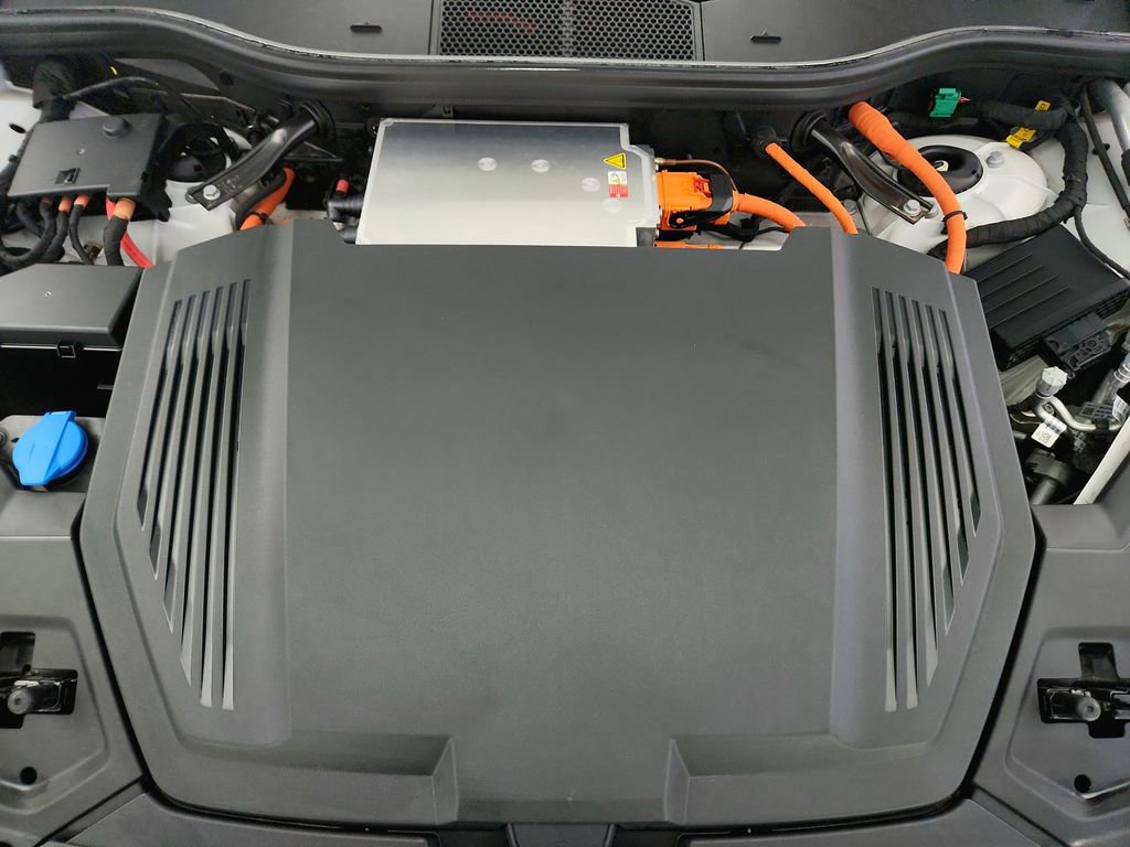 Used 2022 Audi e-tron Premium Plus image 40