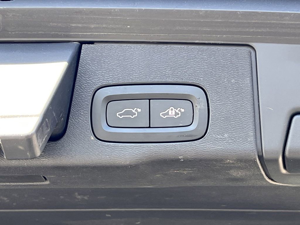 Used 2020 Volvo XC60 T5 Momentum w/ Protection Package Premier image 37