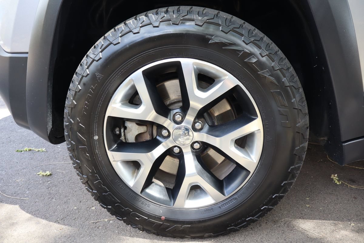 Used 2016 Jeep Cherokee Trailhawk w/ Cold Weather Group AWD/4WD image 41