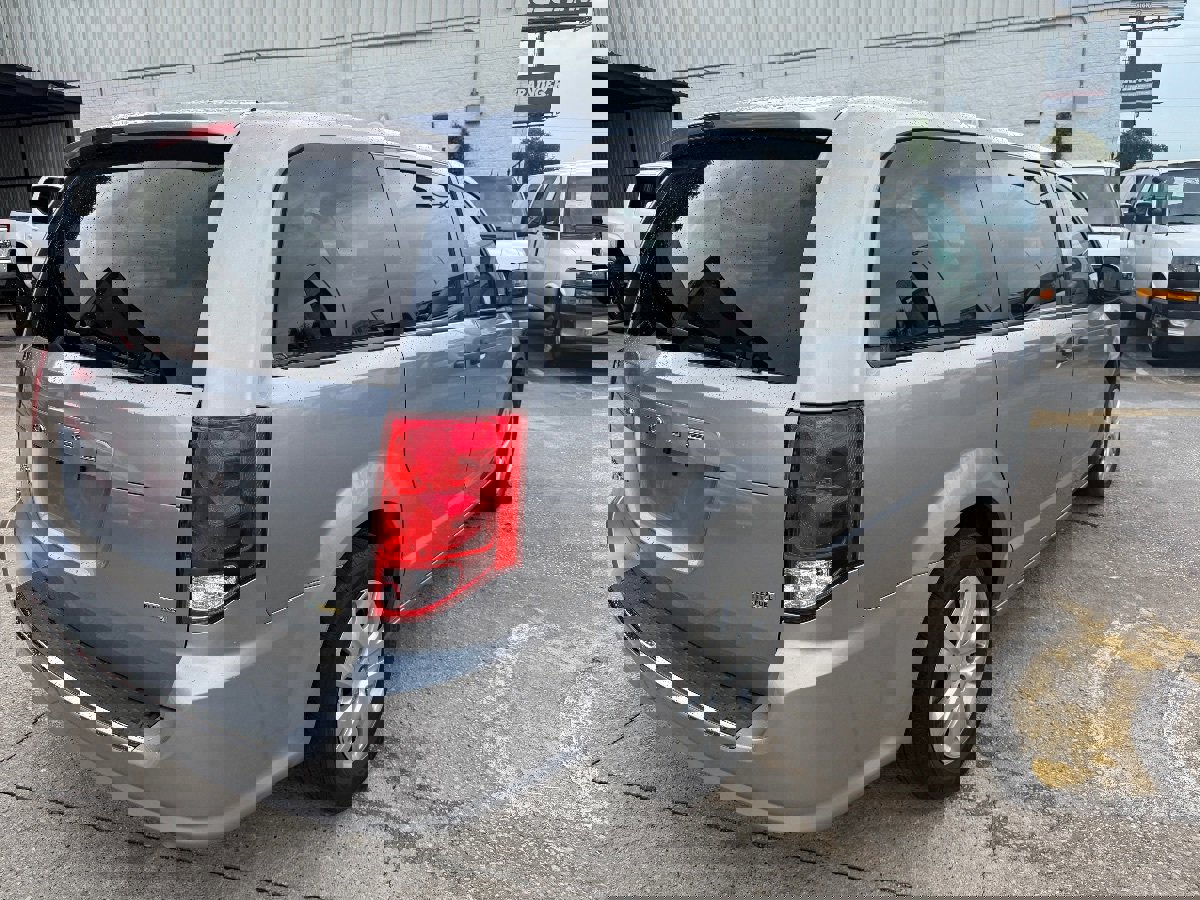 Used 2019 Dodge Grand Caravan SE image 4