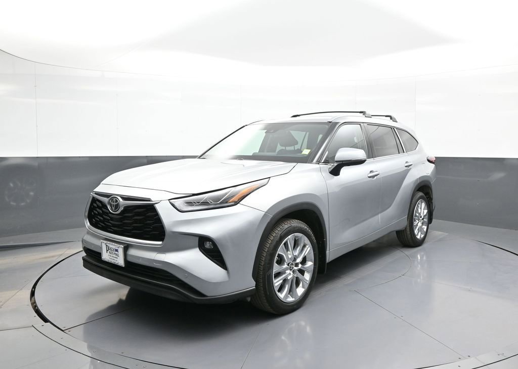 Certified 2024 Toyota Highlander Limited AWD/4WD image 1