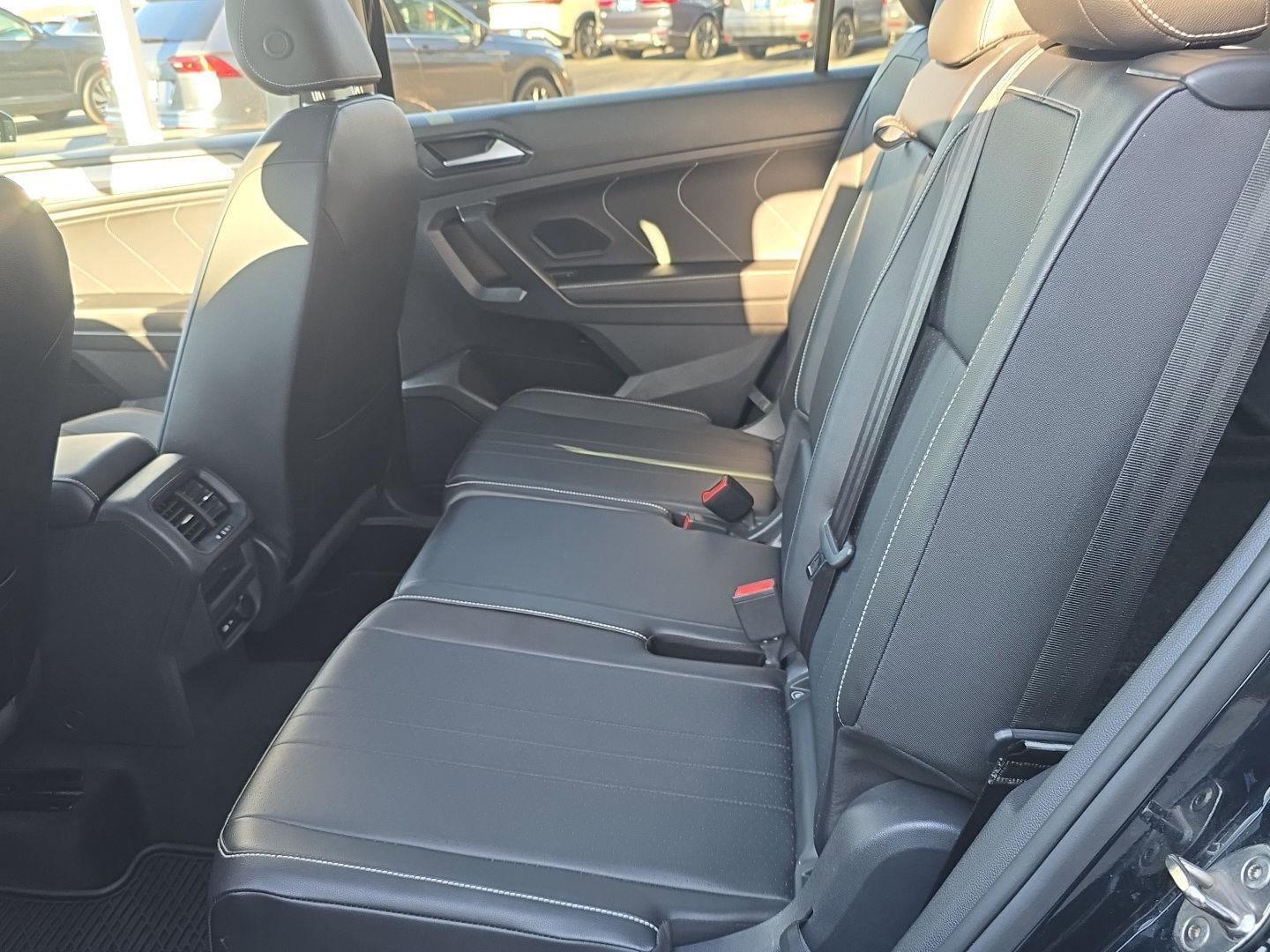 Used 2022 Volkswagen Tiguan SE w/ Panoramic Sunroof Package image 11