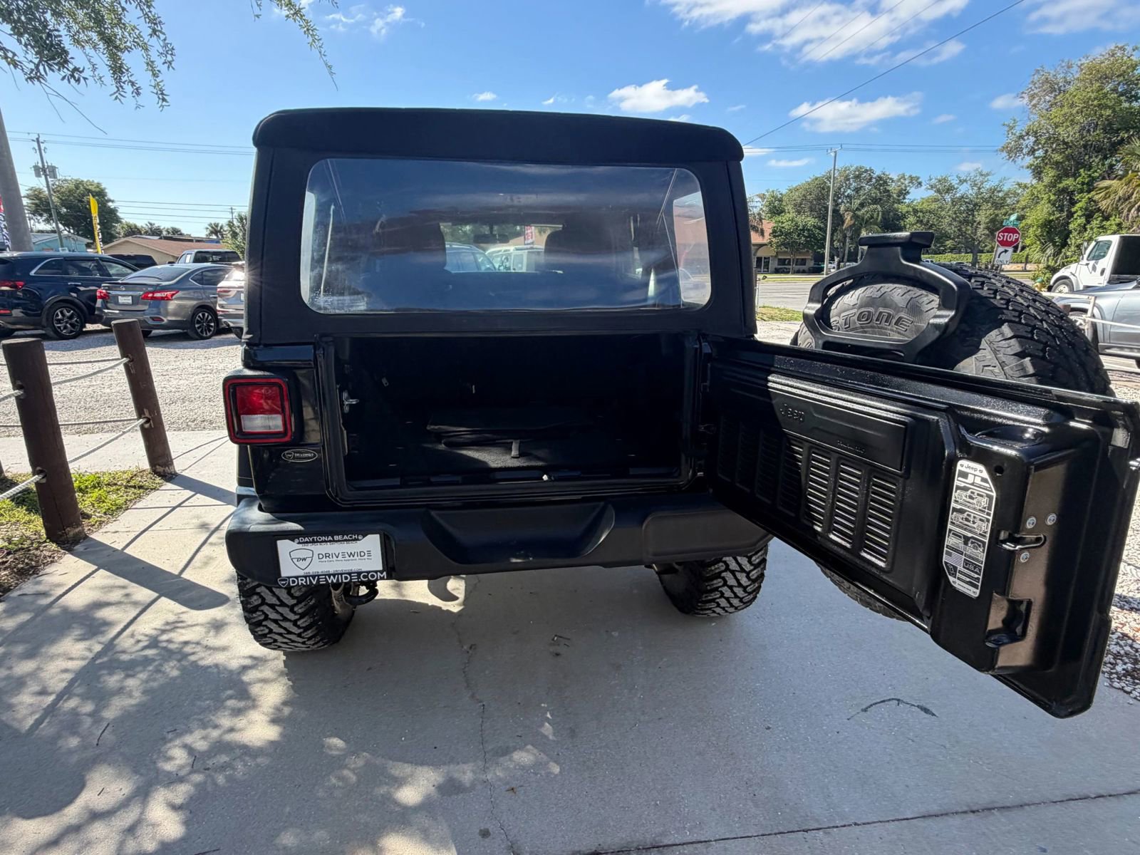 Used 2018 Jeep Wrangler Unlimited Sport image 9