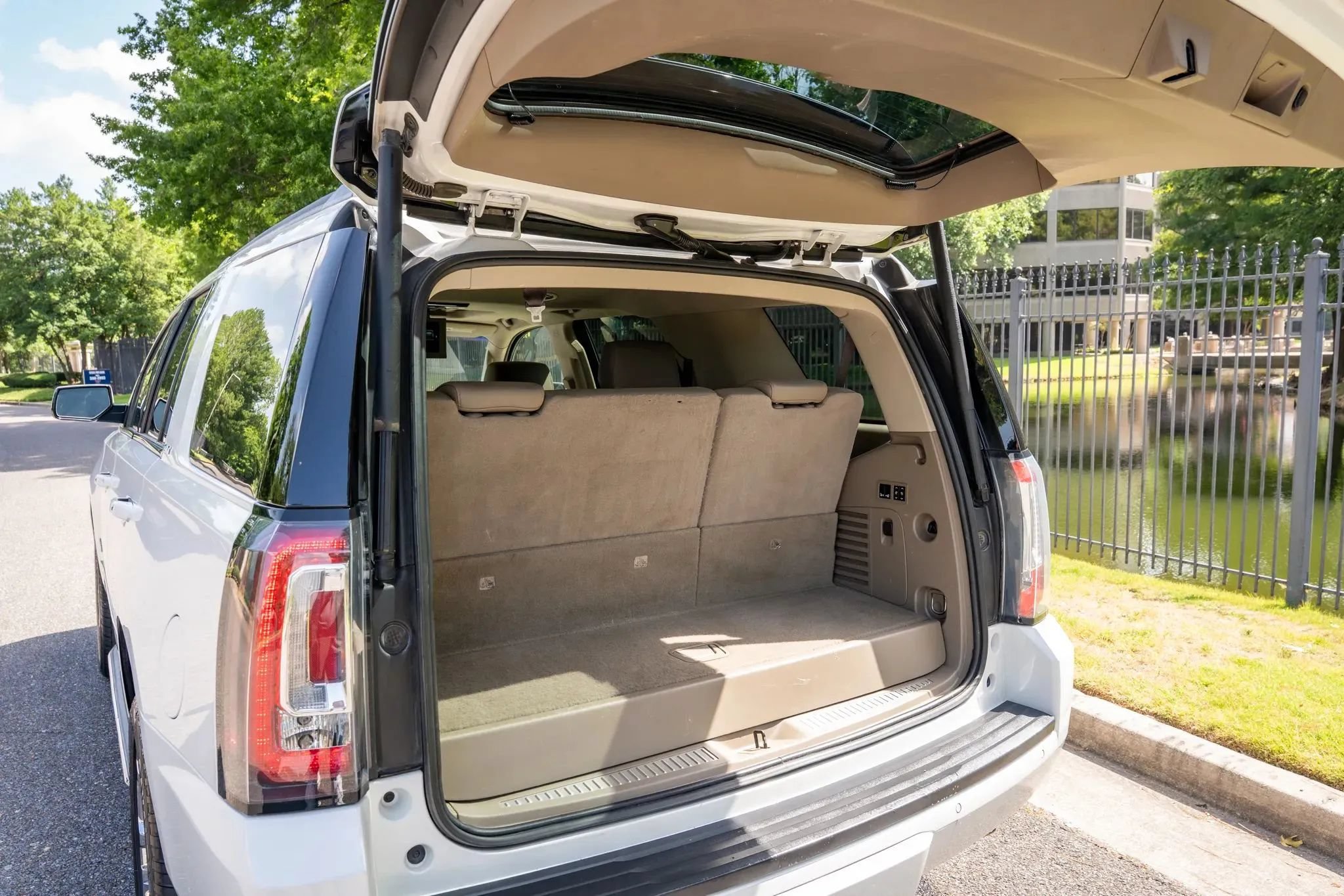 Used 2020 GMC Yukon SLT w/ Premium Edition AWD/4WD image 16