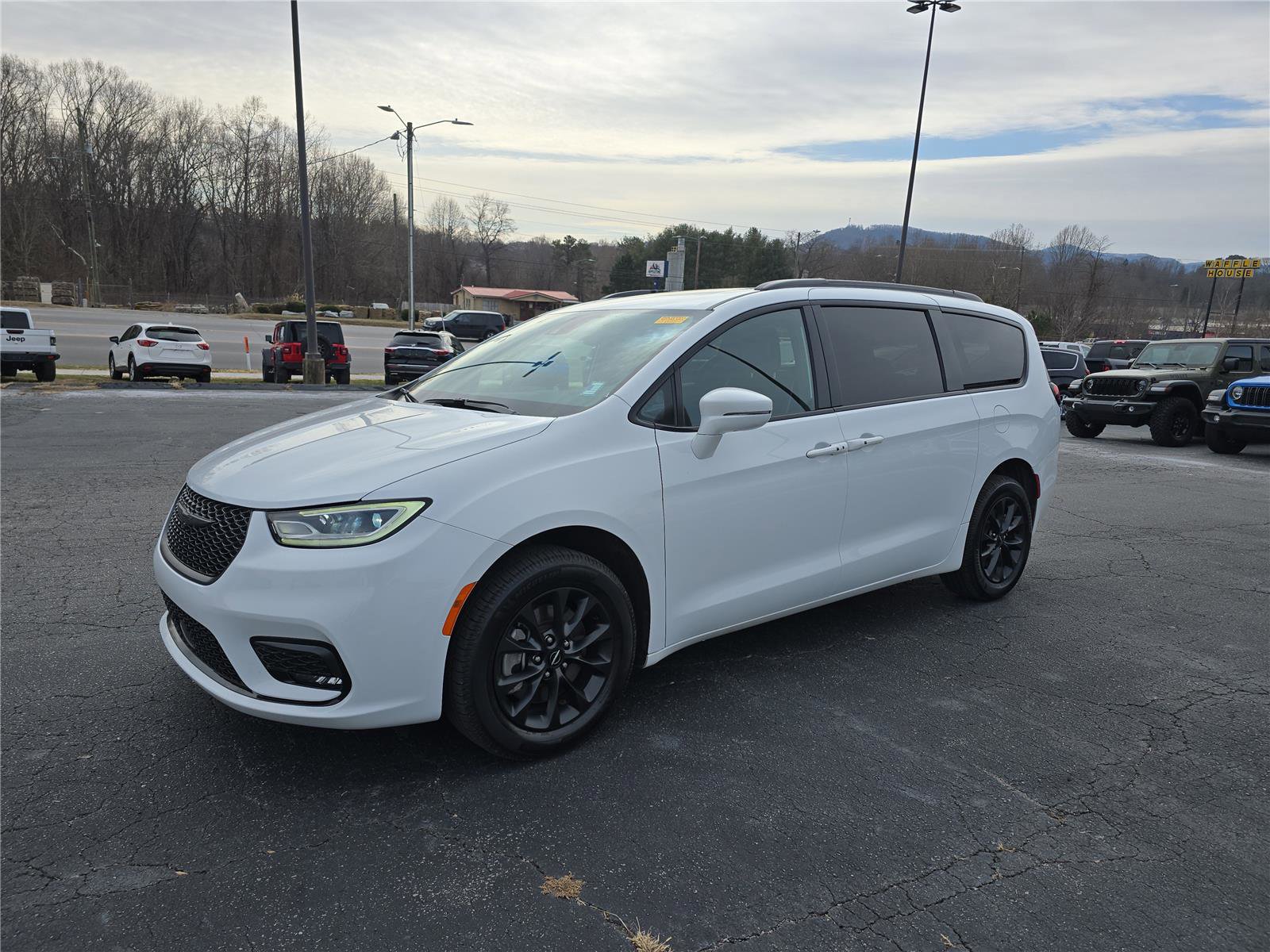 Used 2021 Chrysler Pacifica Limited w/ S Appearance Package image 8