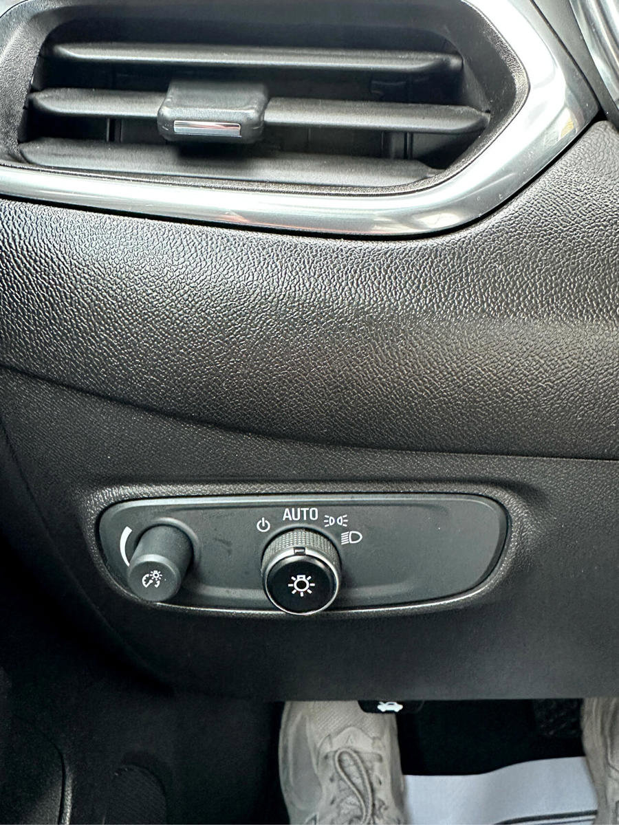 Used 2020 Chevrolet Equinox LS image 16