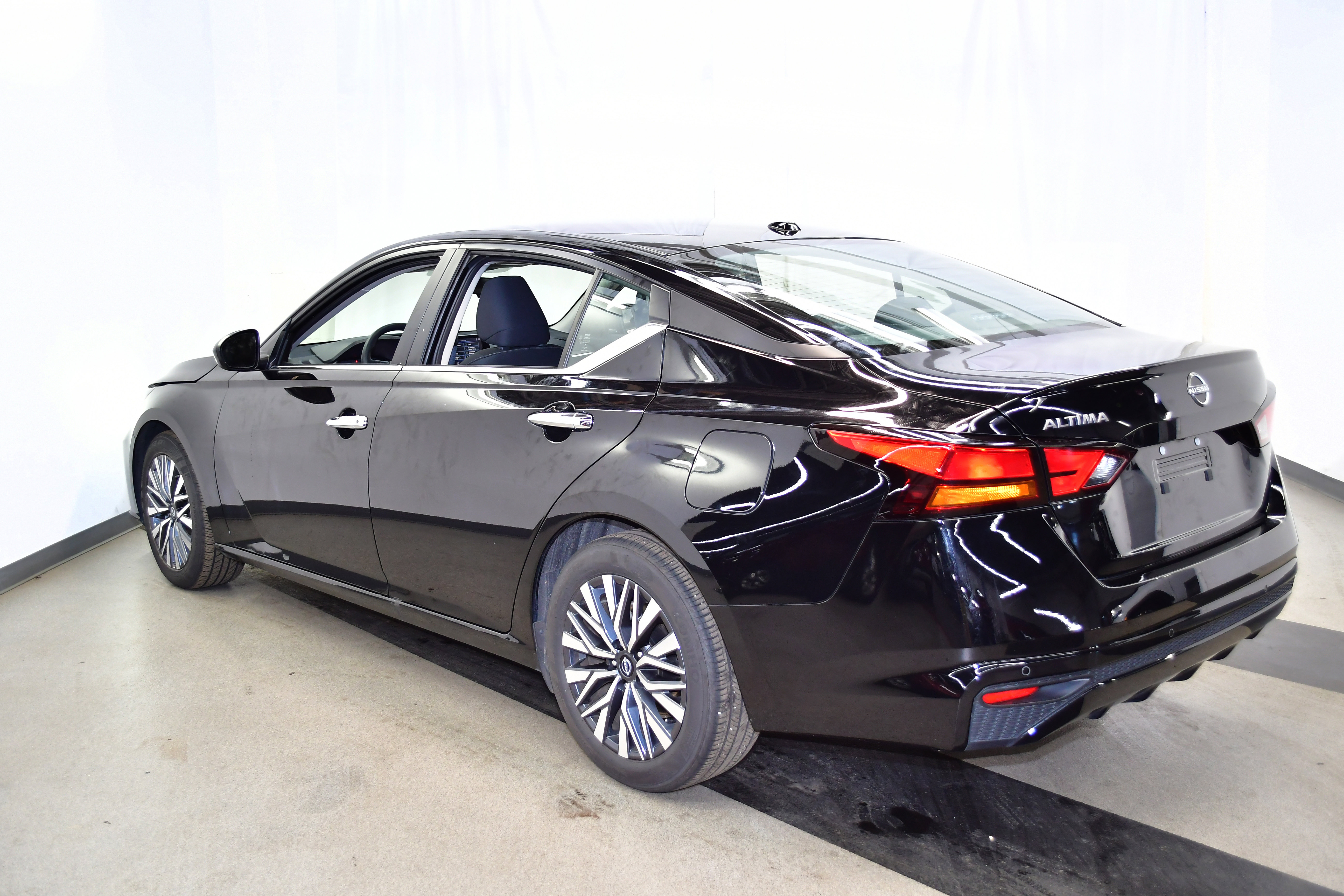 Used 2025 Nissan Altima 2.5 SV image 5