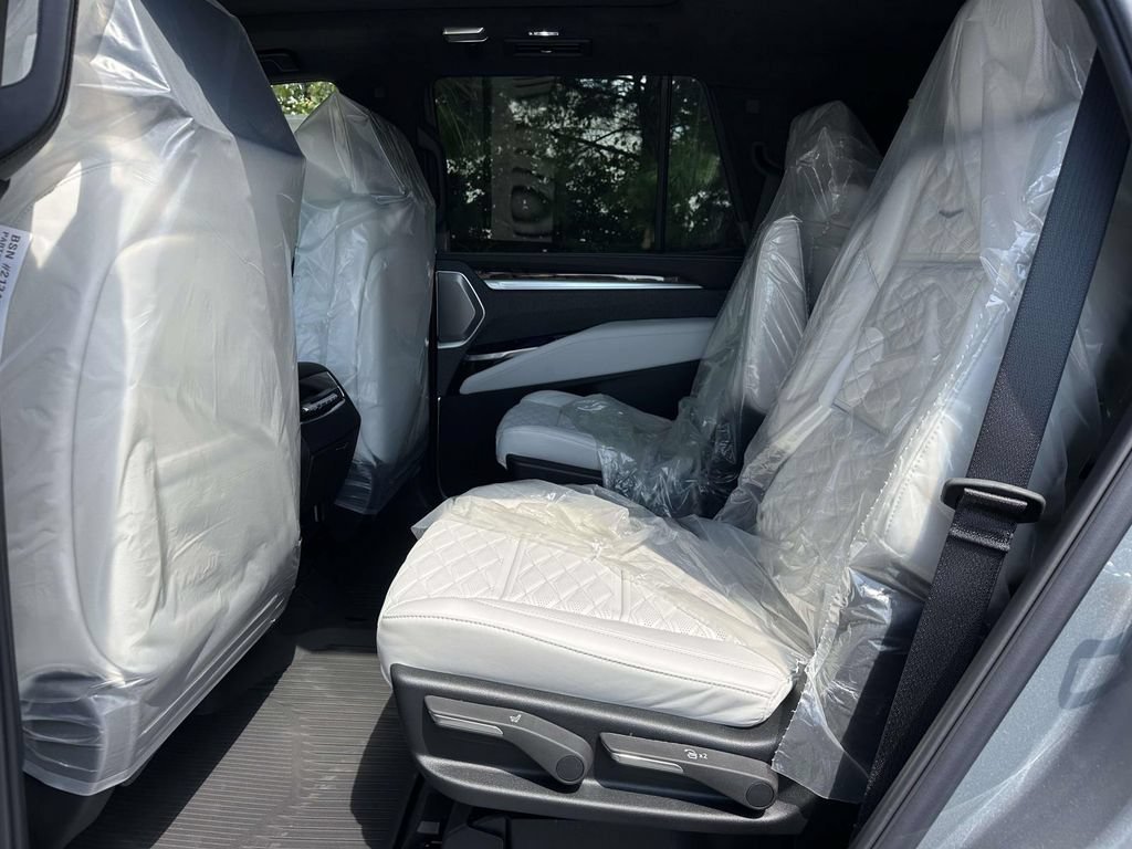 New 2026 Cadillac Escalade Platinum Luxury w/ LPO, Radiant Package AWD/4WD image 9