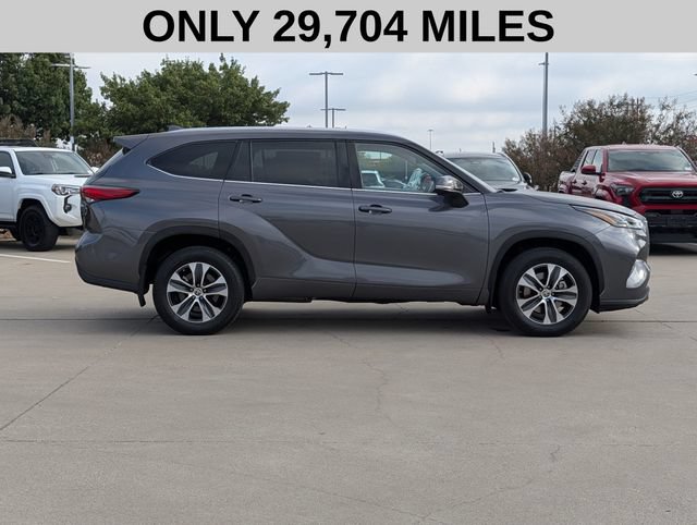 Used 2022 Toyota Highlander XLE AWD/4WD image 4