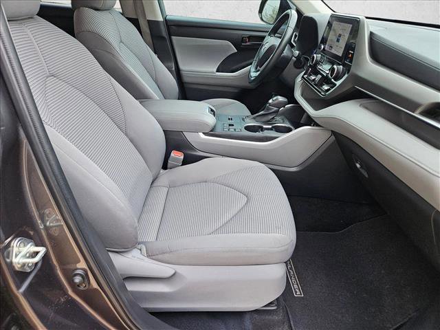 Used 2023 Toyota Highlander LE image 19