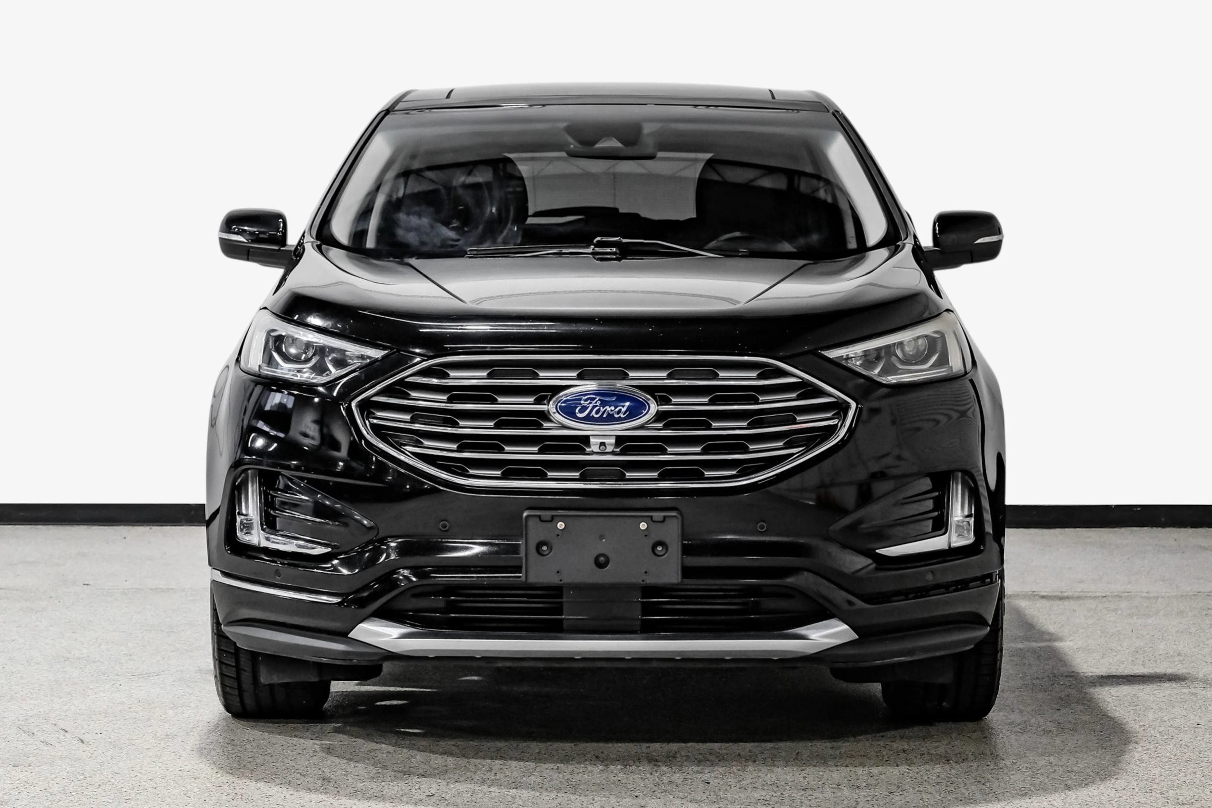 Used 2019 Ford Edge Titanium w/ Equipment Group 301A FWD image 3